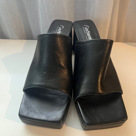 L'intervalle Square Toe Heels - Picture 1 of 5